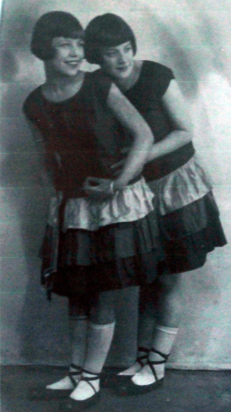 Rok 1930: Tehdy osmnáctiletá Marion (vlevo)
