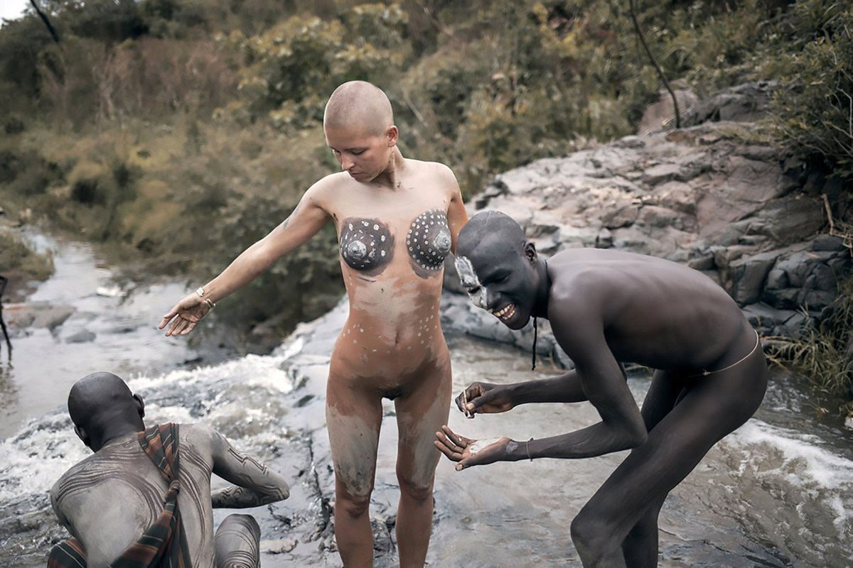 Belgická modelka Marisa Papen žila týden s etiopským kmenem surma.  