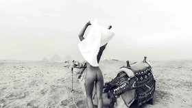 Belgická modelka Marisa Papen skončila v kriminále, za nahé fotky u egyptských památek.