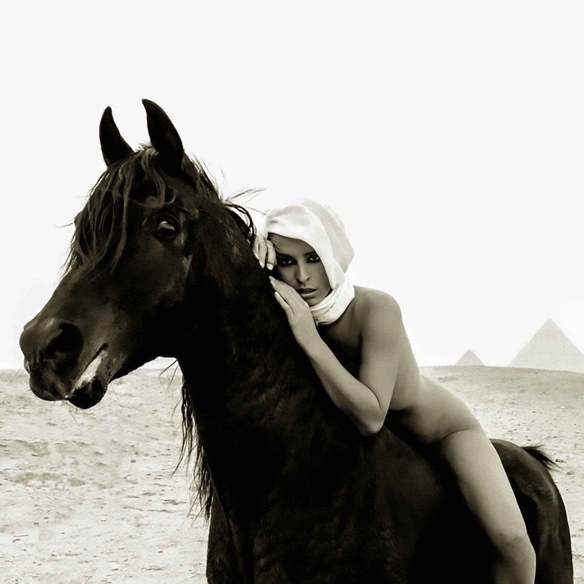 Belgická modelka Marisa Papen skončila v kriminále, za nahé fotky u egyptských památek. 