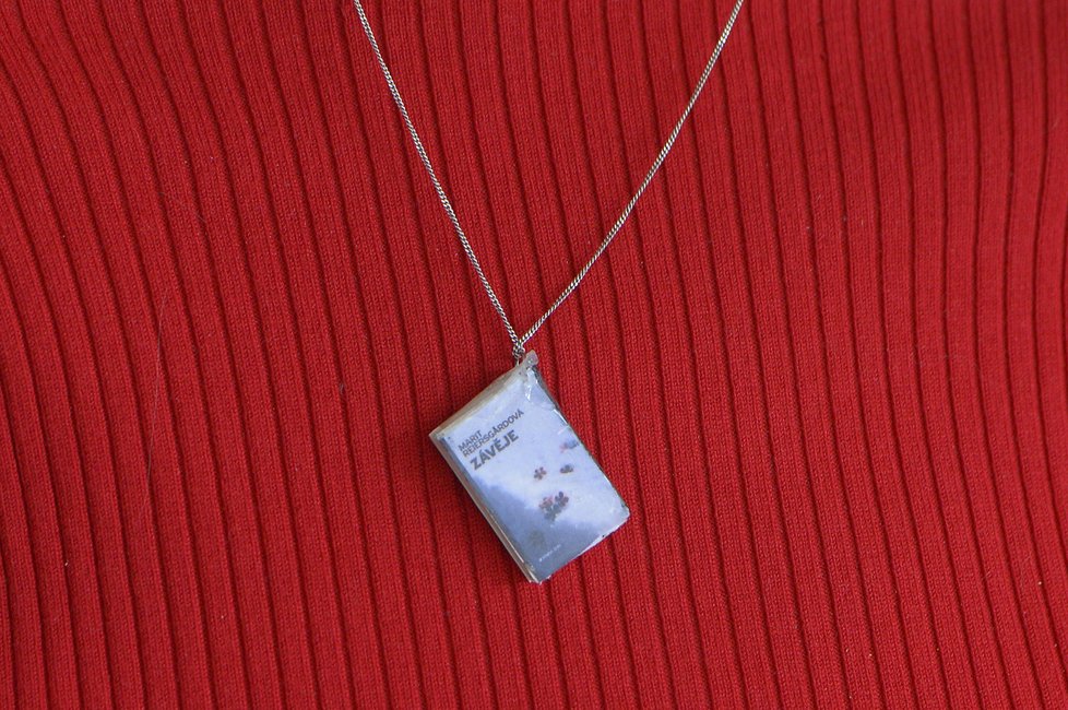 Šperk s českou obálkou knihy Závěje, který si Marit Reiersgård (52) vyrobila pro prezentaci stejnojmenného titulu.
