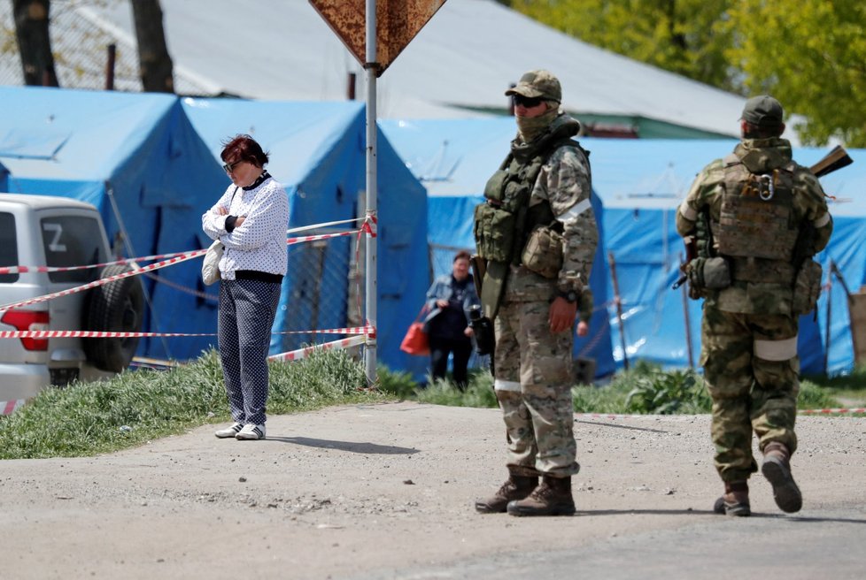 Bezimenne: Rusové dohlížejí lidi evakuující Mariupol.