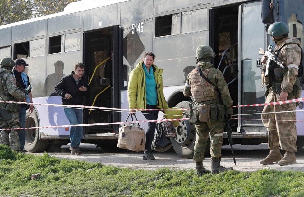 Bezimenne: Rusové dohlížejí lidi evakuující Mariupol.