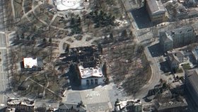 Satelitní snímek zdemolovaného mariupolského divadla.