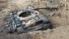 Ruský tank T-72 zničený při obléhání Mariupolu (7. 3. 2022).