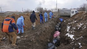 Hromadný hrob v přístavním ukrajinském městě Mariupol.