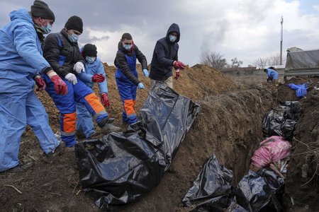 Hromadný hrob v přístavním ukrajinském městě Mariupol.