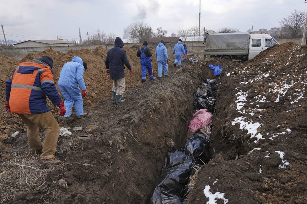 Hromadný hrob v přístavním ukrajinském městě Mariupol.