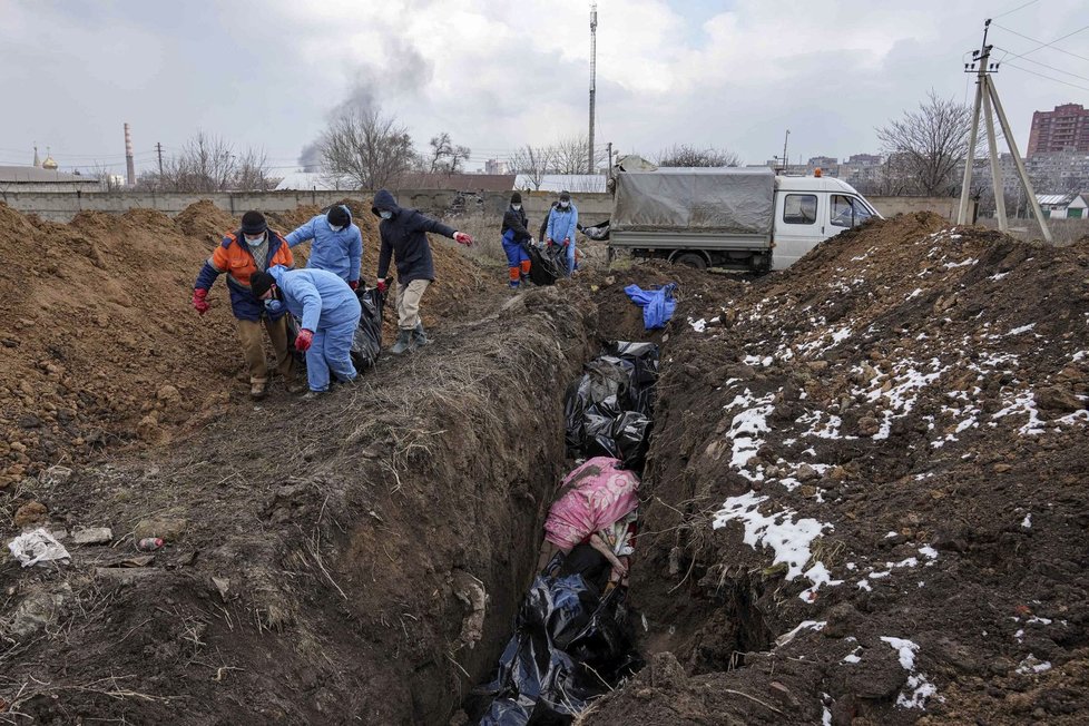 Hromadný hrob v přístavním ukrajinském městě Mariupol.