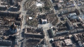 Satelitní snímek zdemolovaného mariupolského divadla