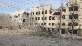 Ze šesti budov nemocnice v Mariupolu zůstala stát už jen jedna. Dialýzu již není možné provádět, píšou Ukrajinci.