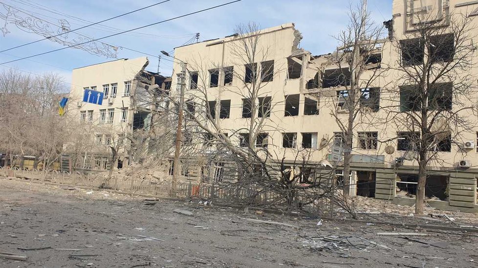 Ze šesti budov nemocnice v Mariupolu zůstala stát už jen jedna. Dialýzu již není možné provádět,“ píšou Ukrajinci.