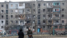 Rusové zničili třetinu obytných budov v Mariupolu.