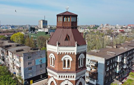 Rekonstruovaná Stará věž v centru Mariupolu.