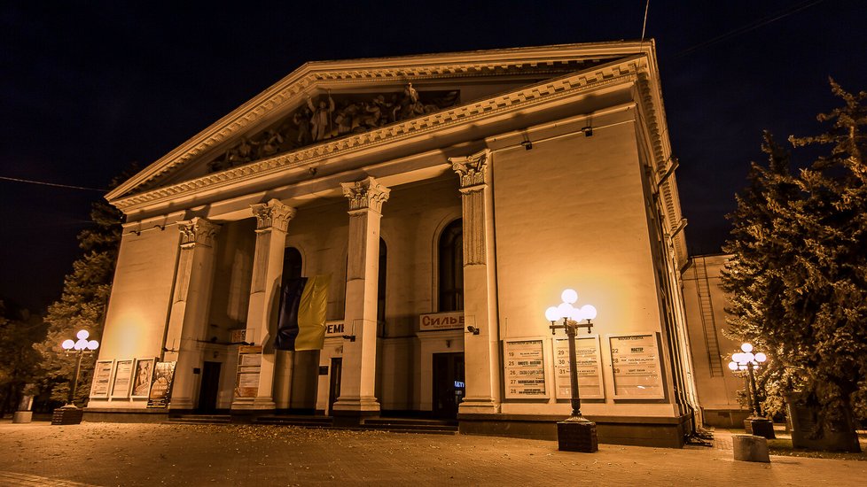 Doněcké akademické oblastní činoherní divadlo v Mariupolu, 2014.