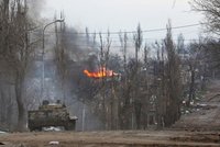 Ruská armáda použila v Mariupolu chemickou zbraň, tvrdí obránci: „Vykouříme ty krtky z jejich děr!“ hrozili útočníci