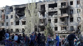 Válka na Ukrajině: V Mariupolu stojí lidé dlouhé fronty na humanitární pomoc (28.4.2022)