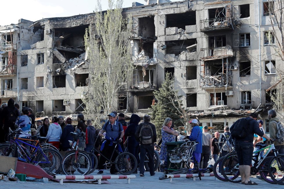Válka na Ukrajině: V Mariupolu stojí lidé dlouhé fronty na humanitární pomoc. (28.4.2022)