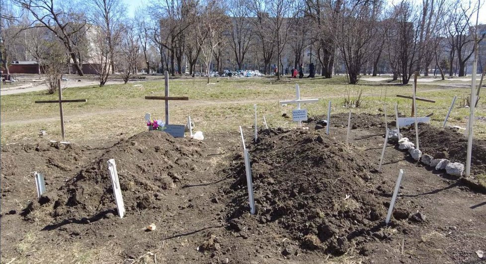 Hroby se v Mariupolu objevují v parcích.