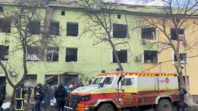 Následky bombardování porodnice v Mariupolu.