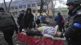 Russian army bombed maternity hospital in Mariupol. Many children were injured as so as pregnant women   / Rusové bombardovali porodnici v Mariupolu.