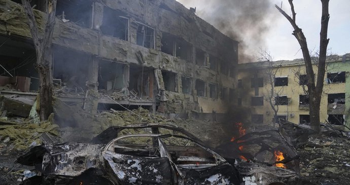 ONLINE: Katastrofa v Mariupolu se prohlubuje. Další útok na nemocnice a příměří v nedohlednu
