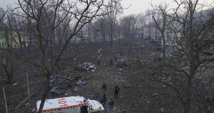 Rusové bombardovali porodnici v Mariupolu.