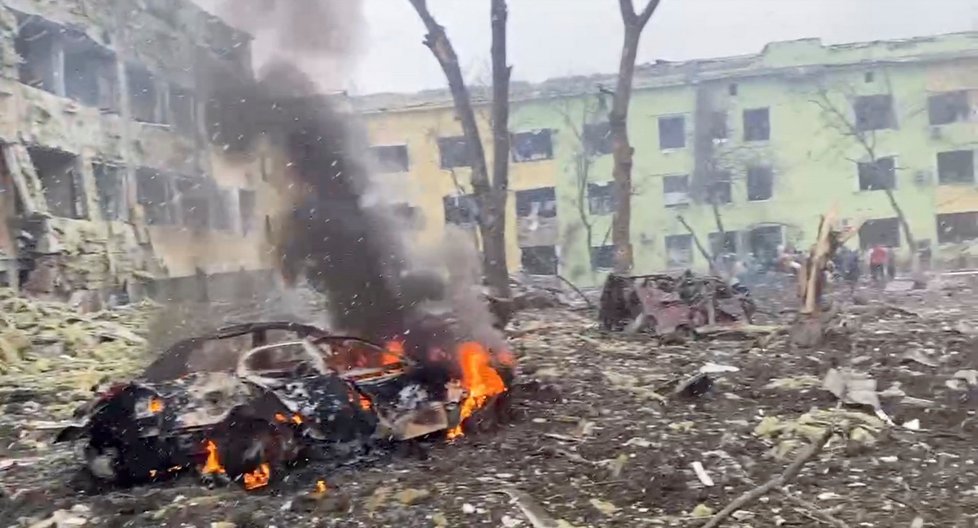 Následky bombardování porodnice v Mariupolu