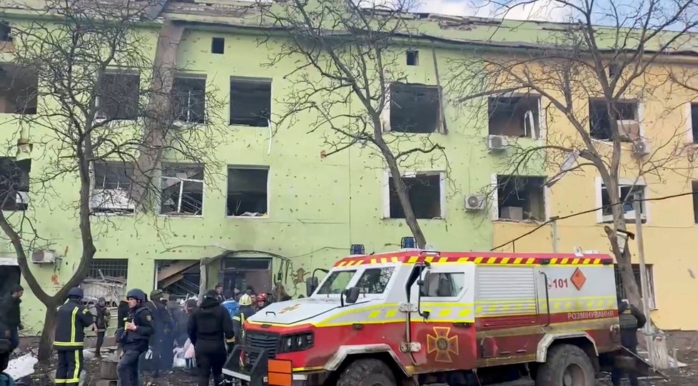 Následky bombardování porodnice v Mariupolu.