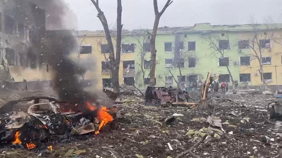 Následky bombardování porodnice v Mariupolu