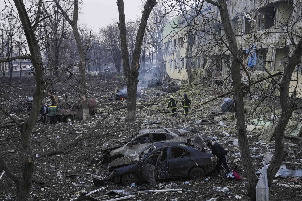 Rusové bombardovali porodnici v Mariupolu.