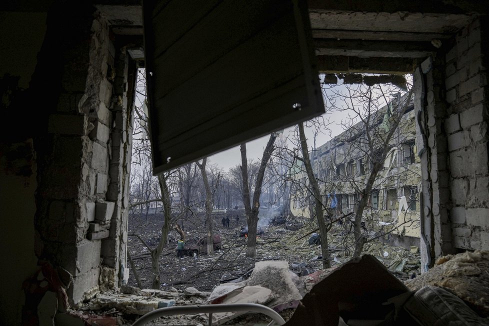 Rusové bombardovali porodnici v Mariupolu.