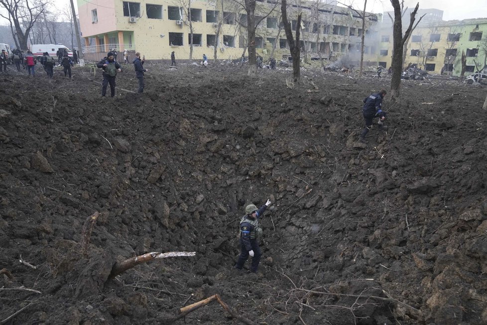 Rusové bombardovali porodnici v Mariupolu.