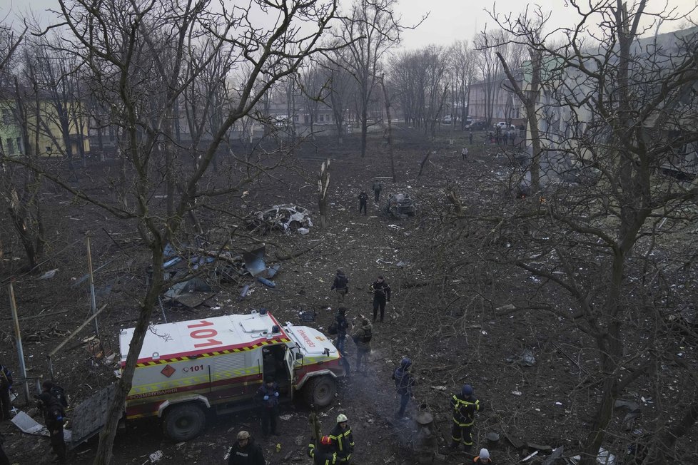 Rusové bombardovali porodnici v Mariupolu.