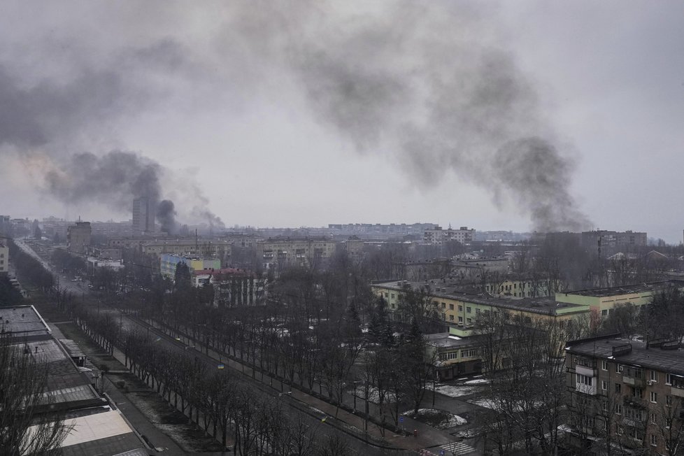 Rusové bombardovali porodnici v Mariupolu.