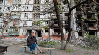 Mariupol je stále terčem útoků, tvrdí starosta města, ve kterém je uvězněno asi 100 tisíc lidí