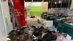 Děsivá fotografie z okupovaného Mariupolu. Rusové odklízí těla mrtvých do supermarketu.