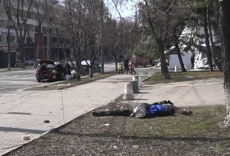 Ulice Mariupolu pokrývají těla obětí.