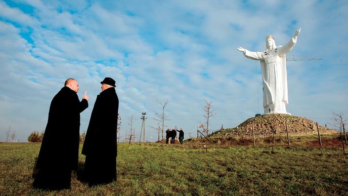 Největší socha Ježíše Krista na světě byla před nedávnem vztyčena v Polsku. Jakoby dokládala, že Poláci mají dva životy: Jeden na Zemi a druhý po smrti.