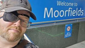 Mark Bryan podstupující operaci oka