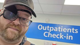 Mark Bryan podstupující operaci oka