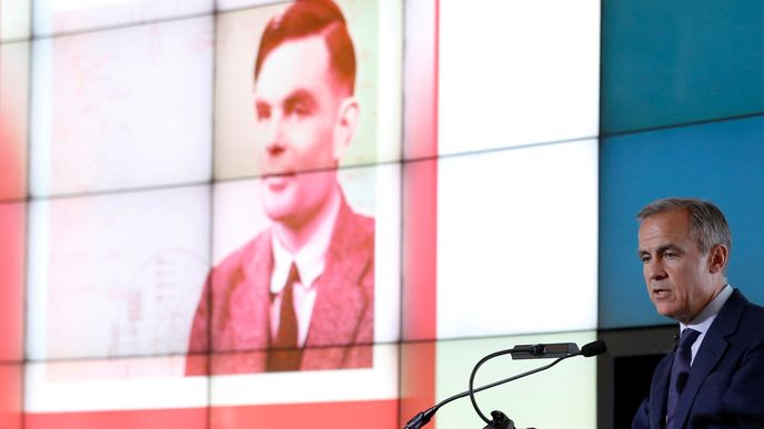 Guvernér britské národní banky Mark Carney představuje novou padesátilibrovou bankovku s matematikem Alanem Turingem