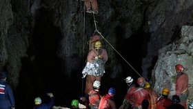 Z turecké jeskyně vyprostili amerického speleologa Marka Dickeyho.