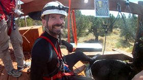 Americký speleolog uvízl v jeskyni v Turecku: Sestoupil za ním lékař, záchrana pokračuje