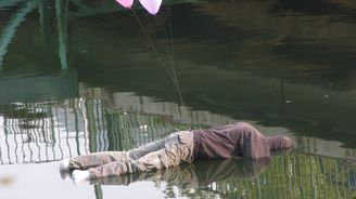 Podivný street art: Sochař v několika městech instaloval torza lidských těl