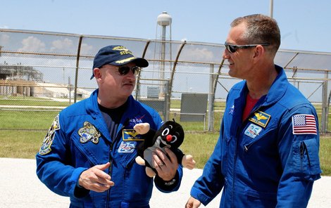 Andrew Feustel (vpravo) s kapitánem letu Markem Kellym a »černým pasažérem« z Česka.