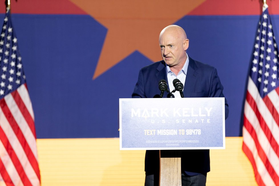 Senátorem Kongresu USA za stát Arizona se stal Mark Kelly, bývalý astronaut a manžel postřelené bývalé kongresmanky Gabby Giffodrsové (4. 11. 2020)