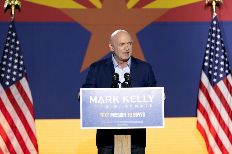 Senátorem Kongresu USA za stát Arizona se stal Mark Kelly, bývalý astronaut a manžel postřelené bývalé kongresmanky Gabby Giffodrsové (4. 11. 2020)