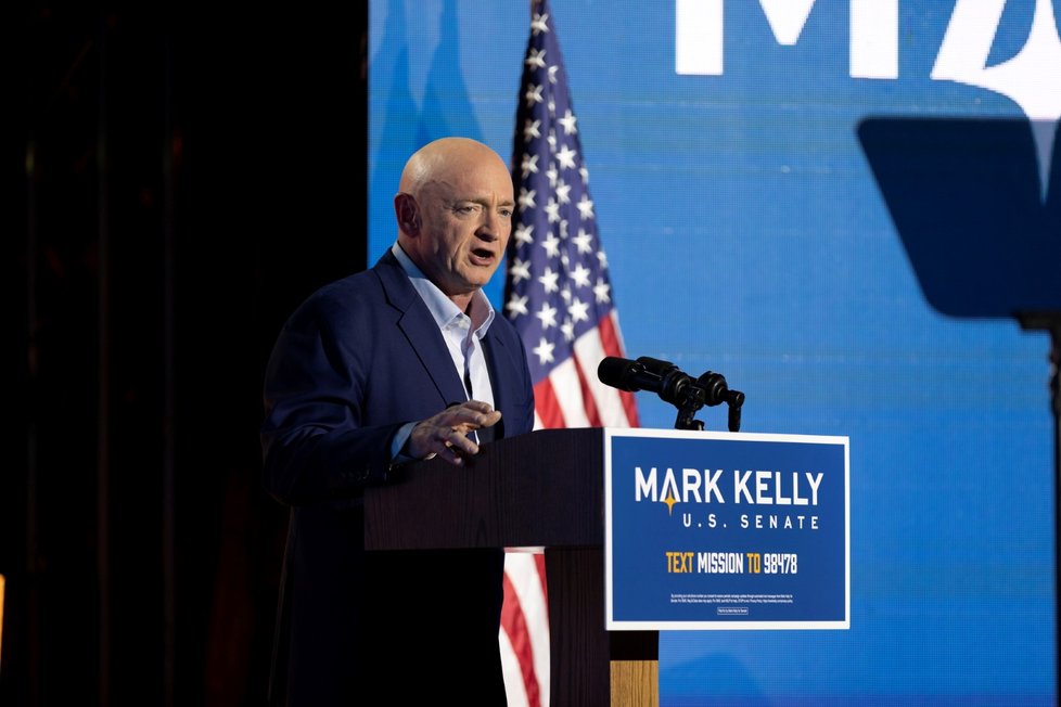 Senátorem Kongresu USA za stát Arizona se stal Mark Kelly, bývalý astronaut a manžel postřelené bývalé kongresmanky Gabby Giffodrsové (4. 11. 2020)