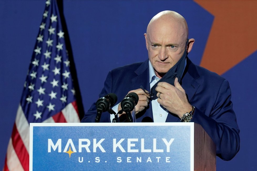 Senátorem Kongresu USA za stát Arizona se stal Mark Kelly, bývalý astronaut a manžel postřelené bývalé kongresmanky Gabby Giffodrsové (4. 11. 2020)